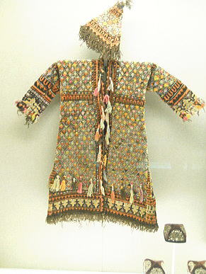 上海博物館で見つけたアートな民族衣装