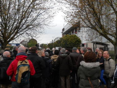 �C�M���X�����t���I�s�E�����h���x�O�̃P���v�g���p�[�N �ɂăA���e�B�[�N�𔃂��t��