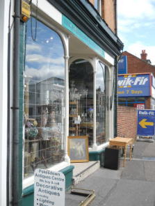 �C�M���X�����t���I�s�E�C�ӂ̒��{�[���}�E�X�iBournemouth�j�̊X�����B