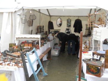 �A�[�f�B���O���[�iArdingly�j�̃A���e�B�[�N�t�F�A�Ō�������