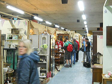 �u���b�N���[�̃A���e�B�[�N�Z���^�[�K��<