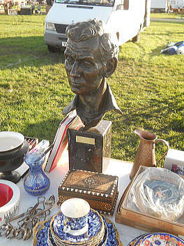 �C�M���X�����t���I�s�E�j���[�A�[�N�̃A���e�B�[�N�t�F�A�ɂ�