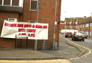 �C�M���X�����t���I�s�E�����h���ߍx�̃A���e�B�[�N�}�[�P�b�g�ɂ�