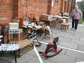 �C�M���X�����t���I�s�E�����h���ߍx�̃A���e�B�[�N�}�[�P�b�g�ɂ�