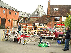 �C�M���X�����t���I�s�E�����h���ߍx�̃A���e�B�[�N�}�[�P�b�g�ɂ�