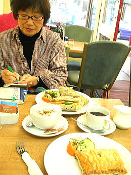 �C�M���X�����t���I�s�E�n���K�[�t�H�[�h�̊X����