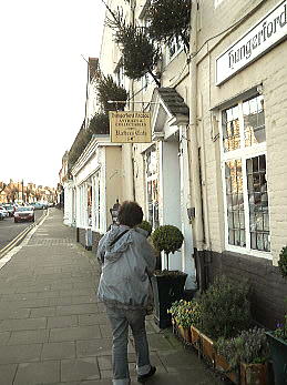 �C�M���X�����t���I�s�E�n���K�[�t�H�[�h�̊X����