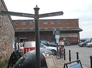 �C�M���X�����t���I�s�E�G�N�Z�^�[�̃A���e�B�[�N�Z���^�[��