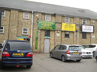 �C�M���X�����t���I�s�E�\�[�u���b�W���[�X�̃A���e�B�[�N�Z���^�[��