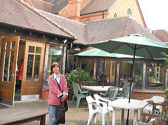 �C�M���X�����t���I�s�E�w�����[�E�I���E�e���Y�̏����ȃA���e�B�[�N�t�F�A��