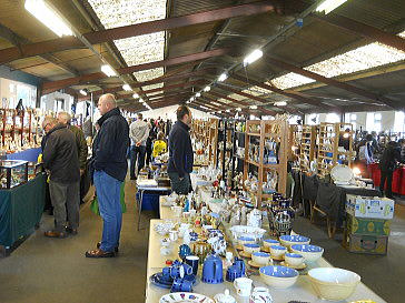 �C�M���X�����t���I�s�E�j���[�A�[�N�̃A���e�B�[�N�t�F�A��