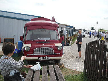 �C�M���X�����t���I�s�E�j���[�A�[�N�̃A���e�B�[�N�t�F�A��