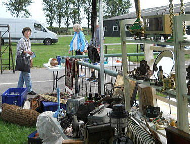 �C�M���X�����t���I�s�E�j���[�A�[�N�̃A���e�B�[�N�t�F�A��