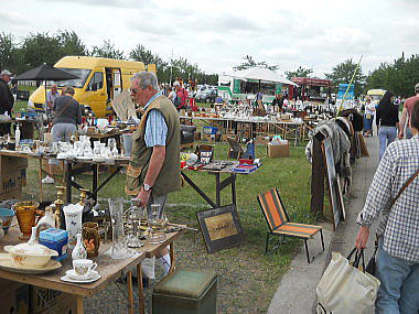 �C�M���X�����t���I�s�E�j���[�A�[�N�̃A���e�B�[�N�t�F�A��