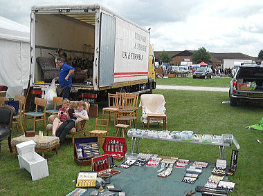 �C�M���X�����t���I�s�E�j���[�A�[�N�̃A���e�B�[�N�t�F�A��