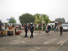 �C�M���X�����t���I�s�E�j���[�A�[�N�̃A���e�B�[�N�t�F�A��