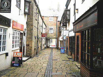 �C�M���X�����t���I�s�E�u���b�N���[�̃A���e�B�[�N�Z���^�[��