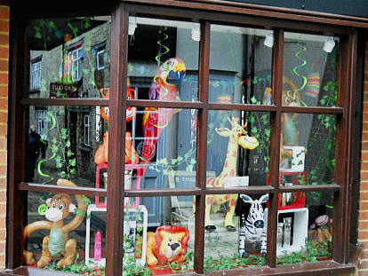 �C�M���X�����t���I�s�E�u���b�N���[�̃A���e�B�[�N�Z���^�[��